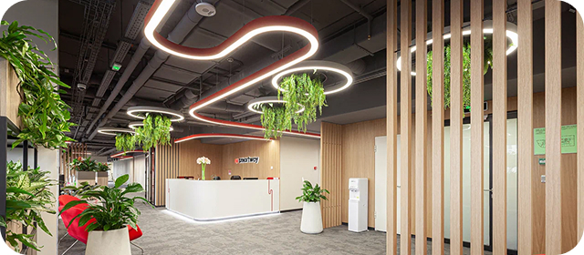 Комната с логотипом компании.