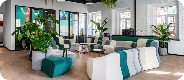 Комната с цветами на потолке.