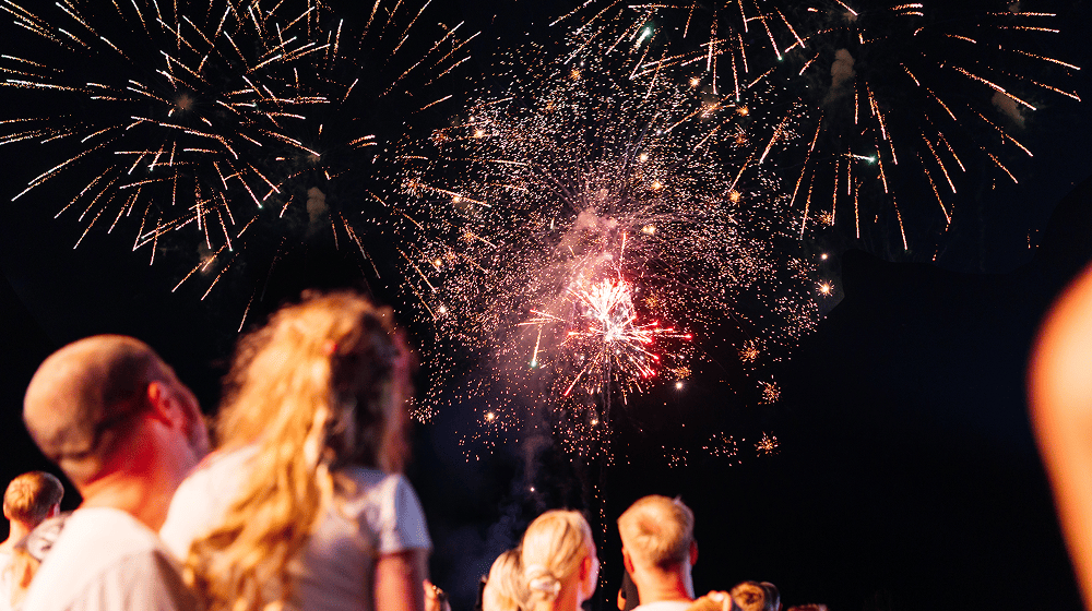 Слайд 8: Люди смотрят на салют