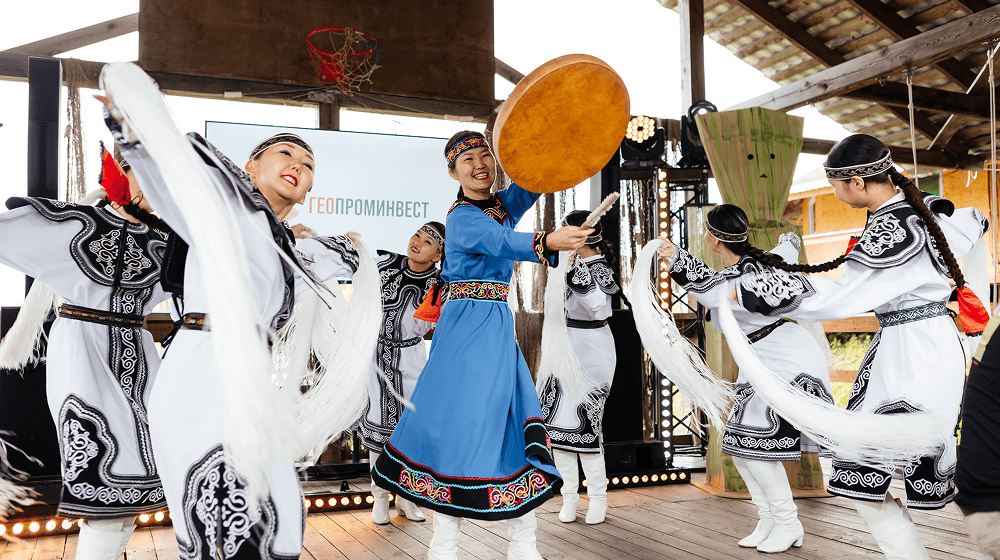 Слайд 9: Национальные танцы