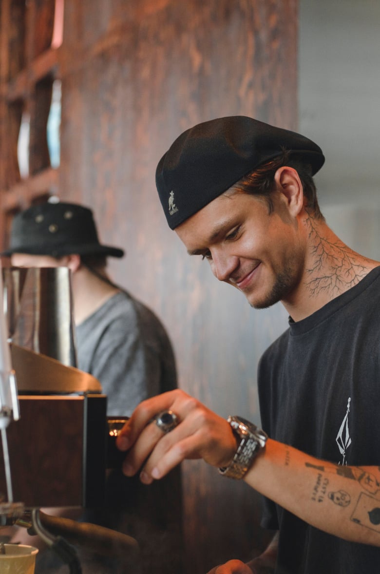 Бариста Surf Coffee готовит напиток