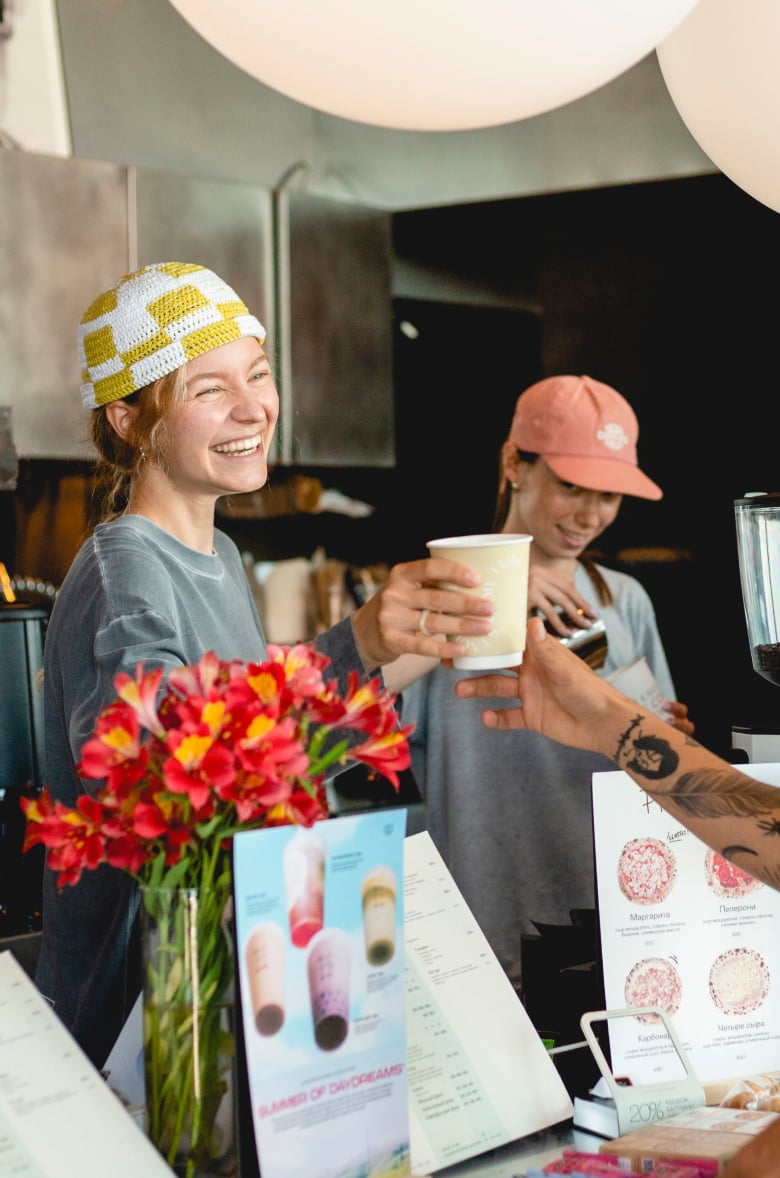 Команда Surf Coffee за стойкой