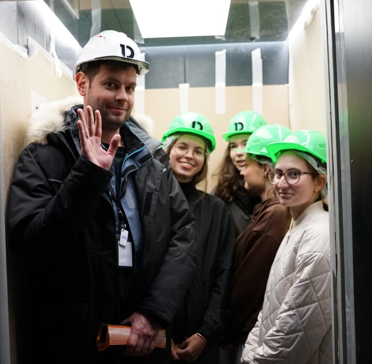 Сотрудники в касках на объекте