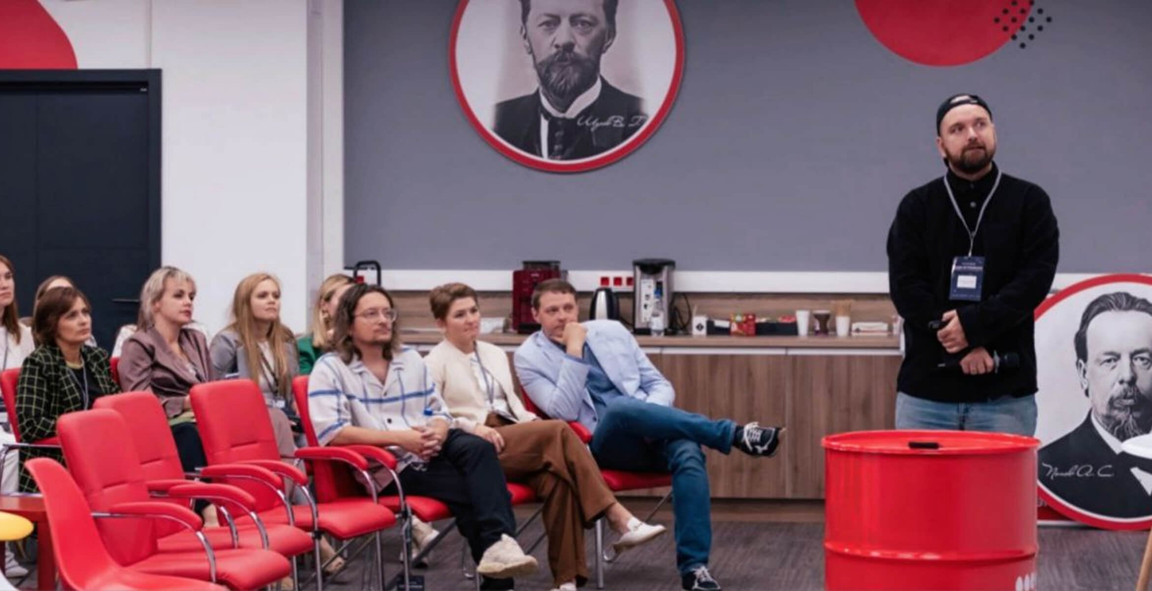 Выступление спикера перед командой E-Promo