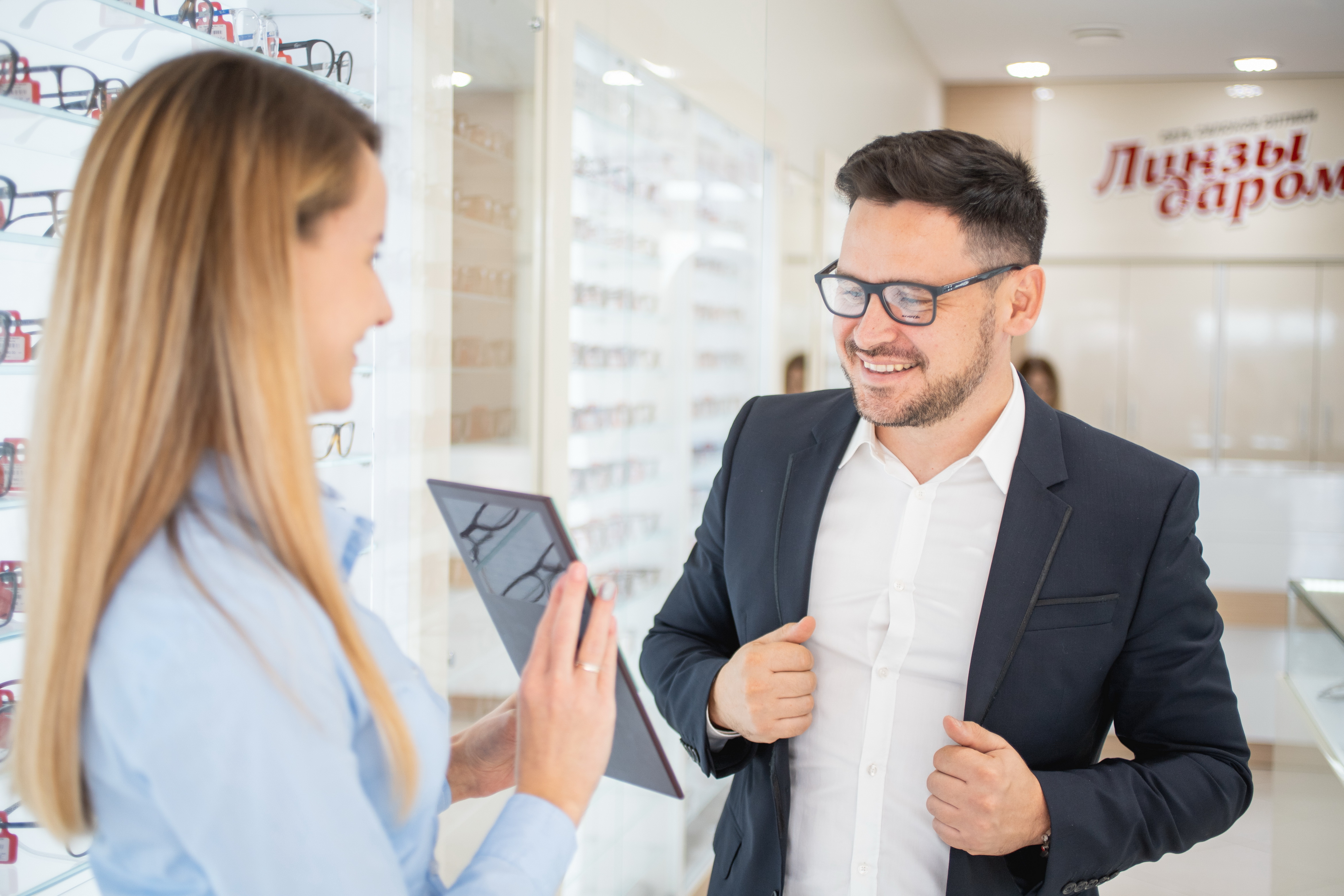 Продавец в оптику в москве. Консультант оптики. Салон оптики консультант. Покупатель в оптике. Девушка оптометрист.